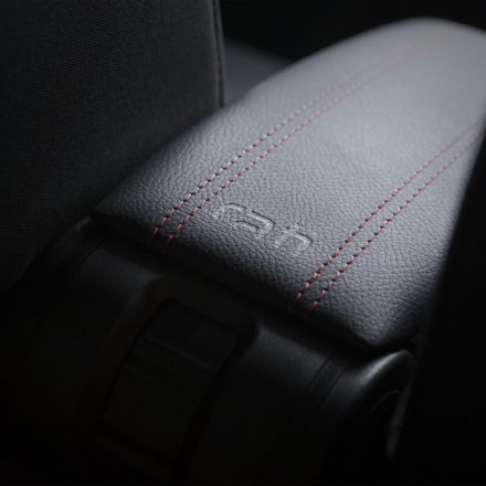 RATI ARMSTER 3 accoudoir DACIA SPRING 2021-2024  [noir,cuir végtalien,coutures rouges]