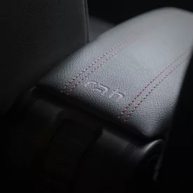   RATI ARMSTER 3 accoudoir MAZDA 2 2015-  [noir,cuir végtalien,coutures rouges]