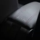 RATI ARMSTER 3 accoudoir OPEL FRONTERA 2024-  [noir,cuir végétalien,coutures rouges]
