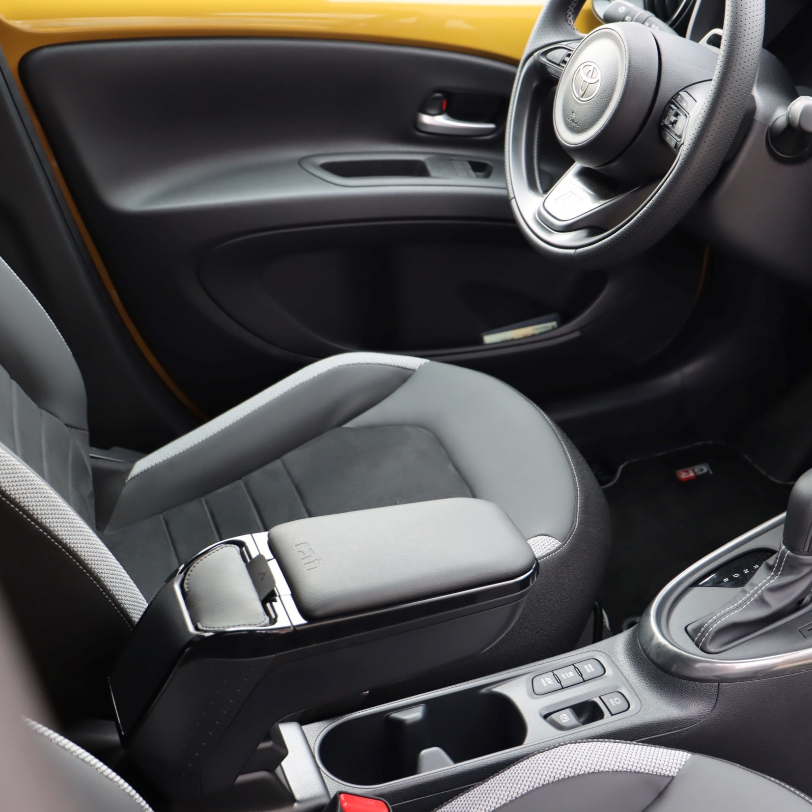 Nouvel accoudoir pour la Toyota Aygo X Hybrid